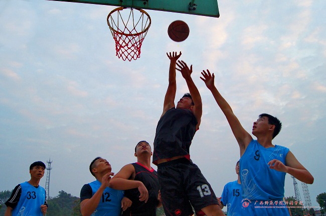 我院2014级“新生杯”篮球比赛取得圆满成功