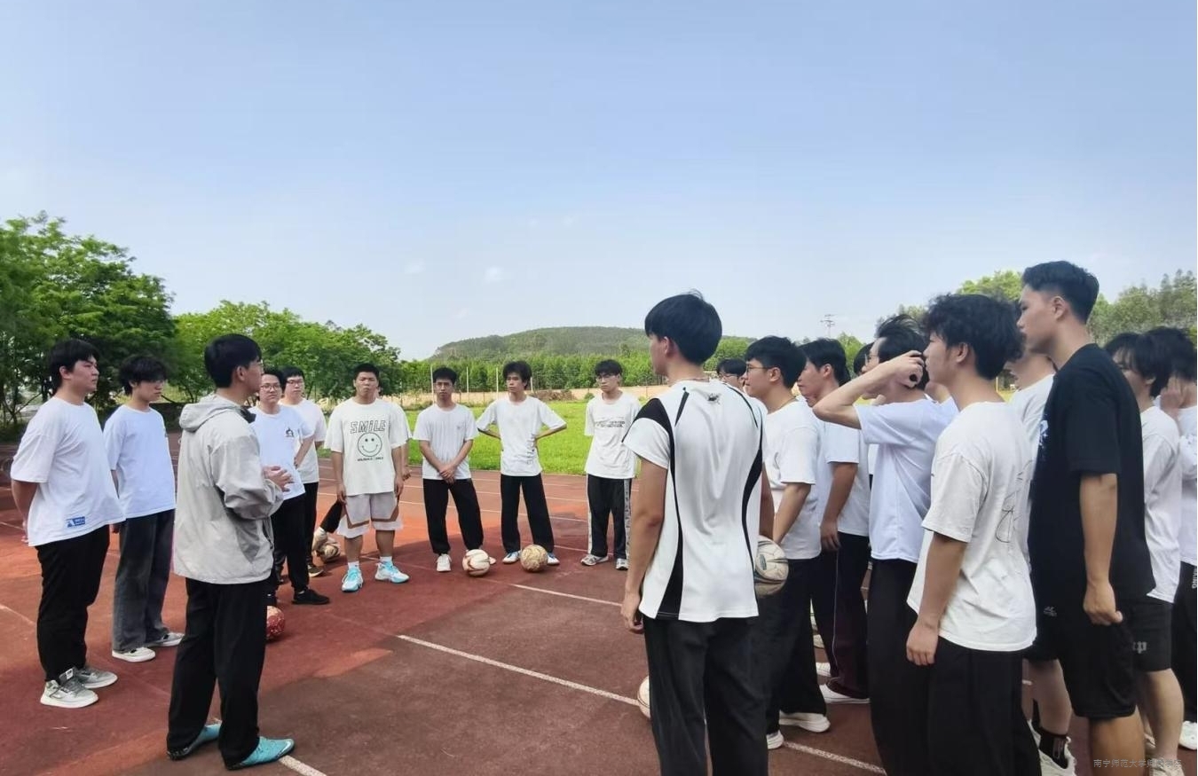 【教学质量提升月】体育系开展《公共体育II-足球》教学公开课