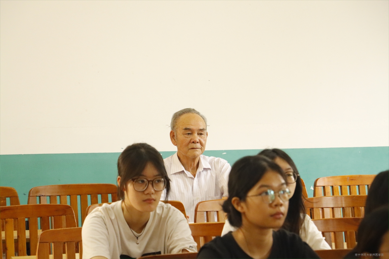 学校领导与师生共上“开学第一课”