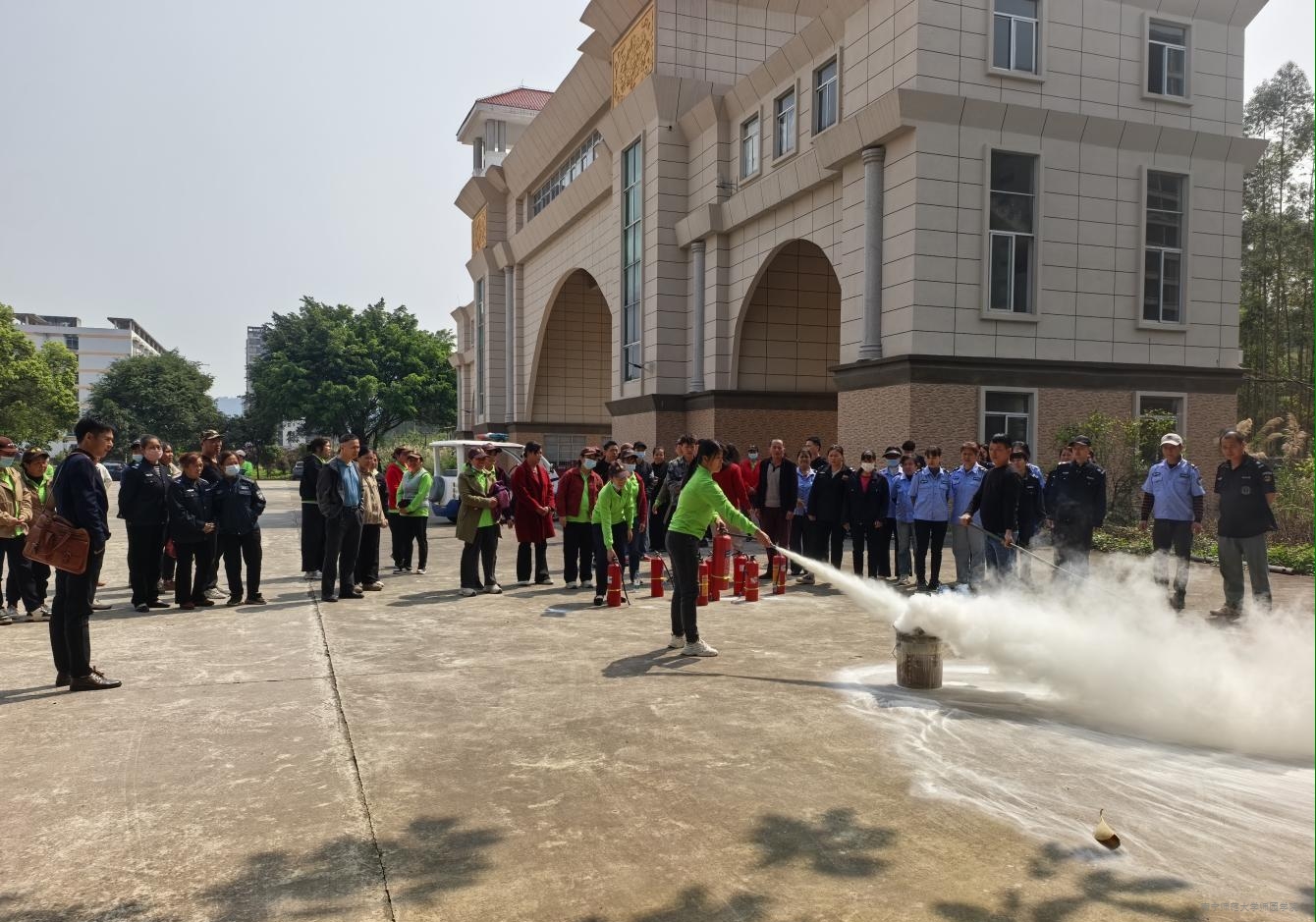 守食品安全底线 筑校园消防屏障
