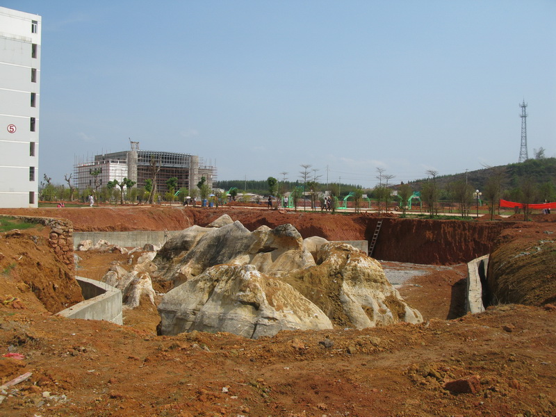 2011年建设中的人工湖