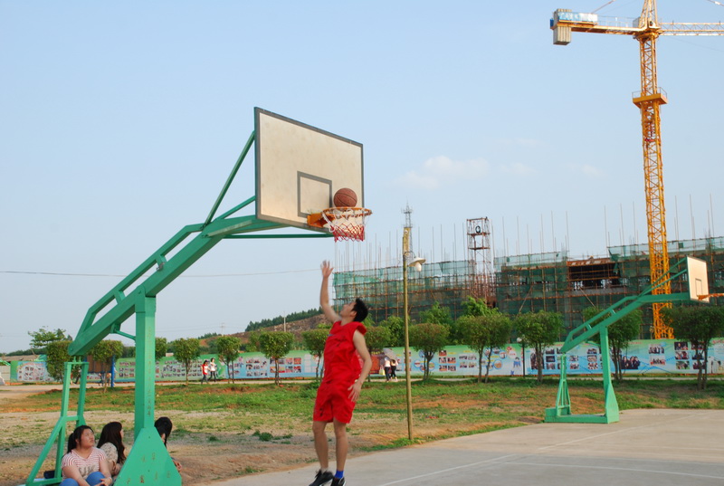 2011年建设中的校园，学生篮球赛