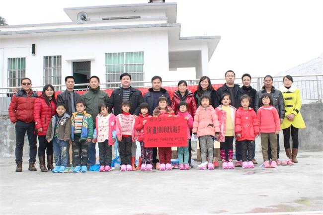 我院师生为温江村留守儿童捐献新年爱心运动鞋