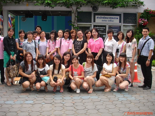 我院领导和赴泰国的09级学生在泰国佛统皇家学院合照